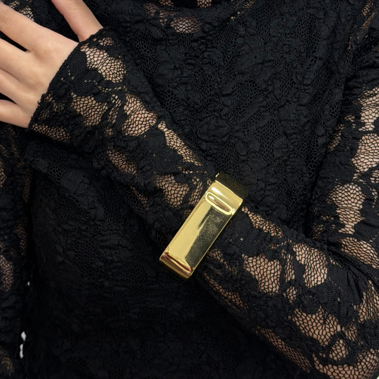 Noir Elegance Gold Kelepçe Bileklik