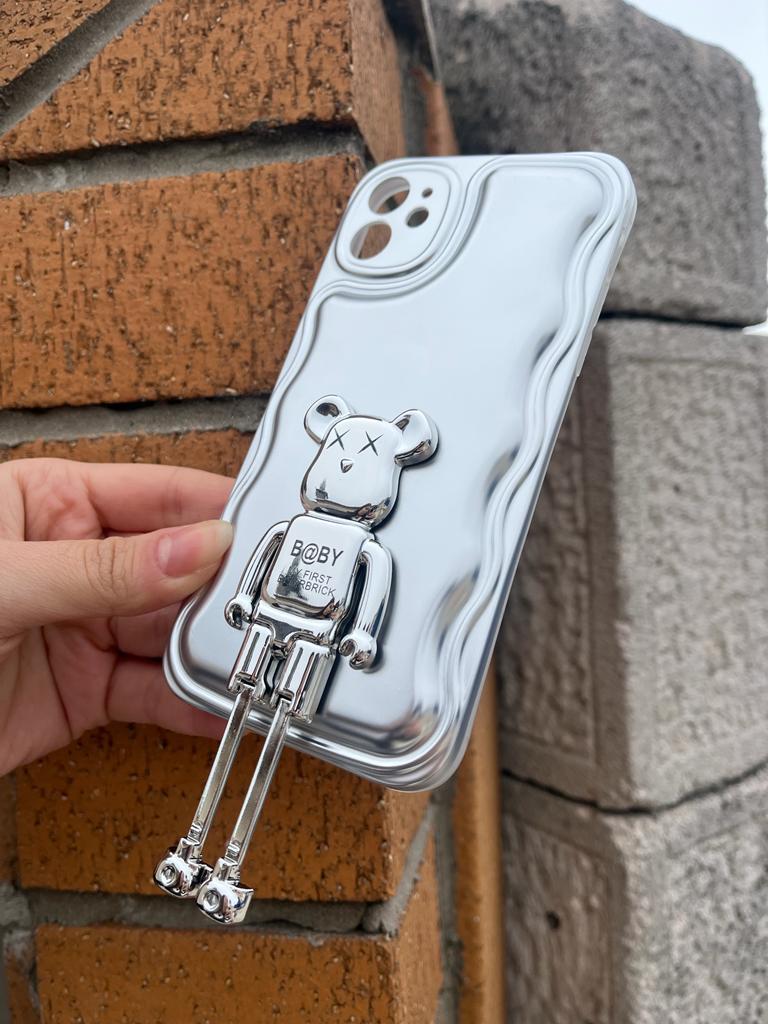 Iphone Uyumlu Kaws Standlı Zigzaglı Puff Kılıf Gümüş