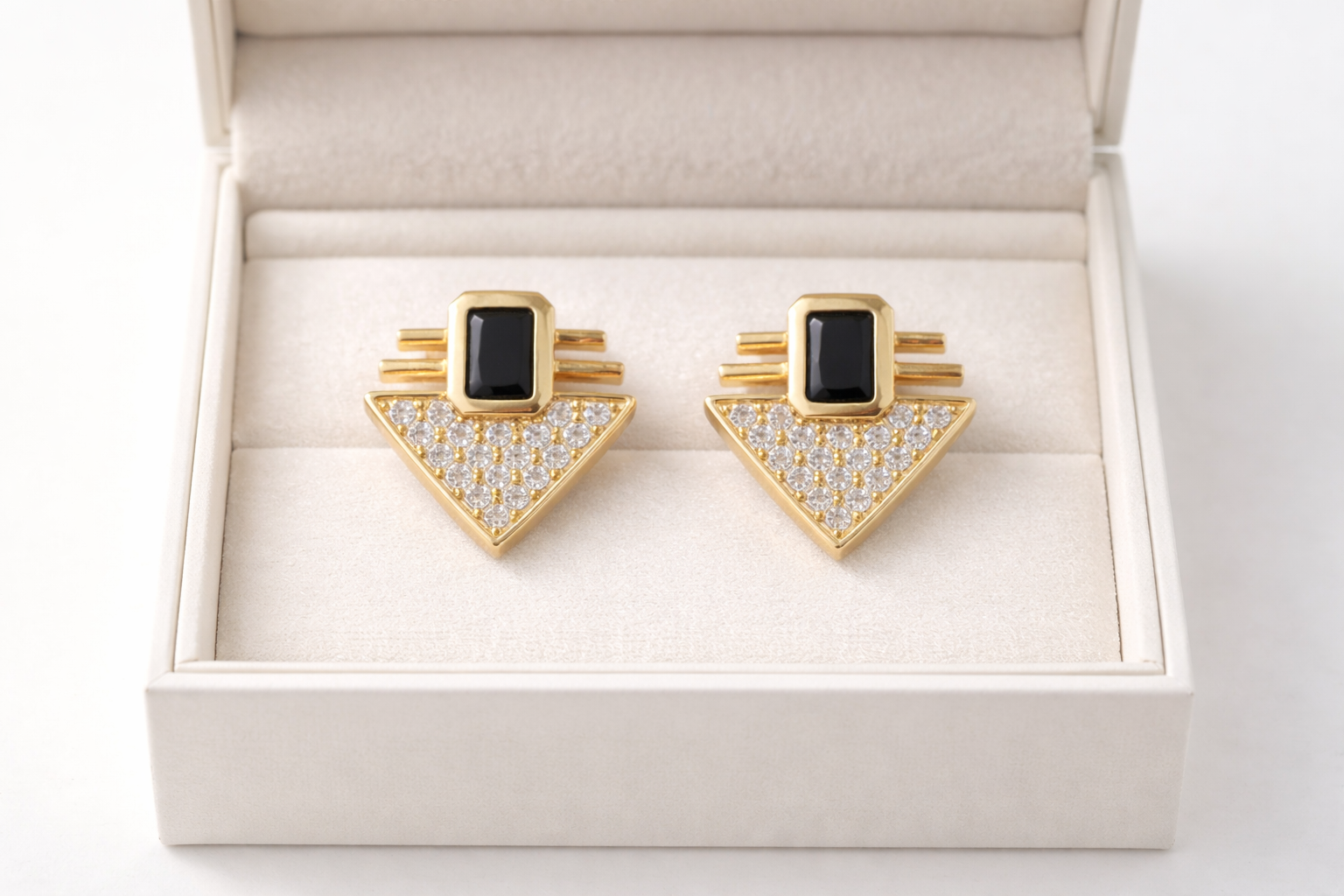 Serenay Küpe MODEL 8 – Siyah Taşlı Geometrik Zirkon Detaylı Gold Renk Çelik Küpe, Kararma Yapmaz