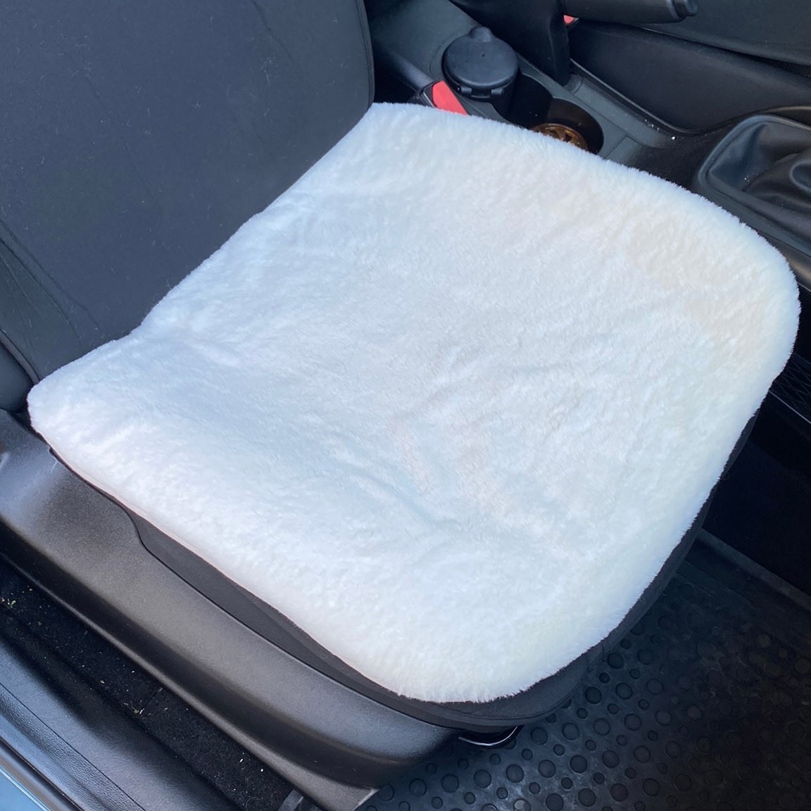 Yumuşak Tüylü Peluş Serme Oto Koltuk Koruyucu Minder Ön Tekli Bej