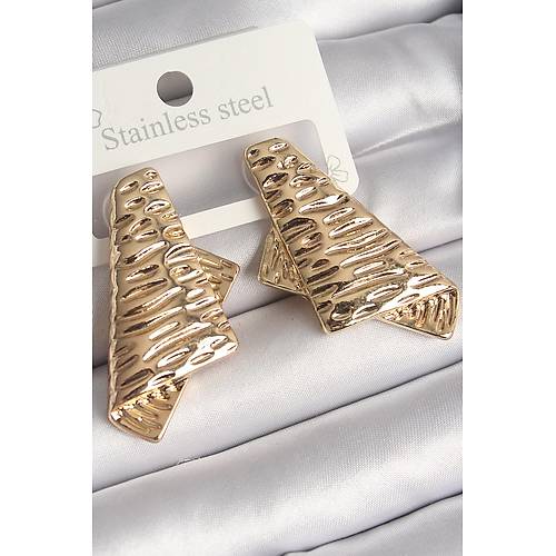 Pirin� Gold Renk ��leme Detayl� Katlanm�� Kare Plaka Model Kad�n K�pe