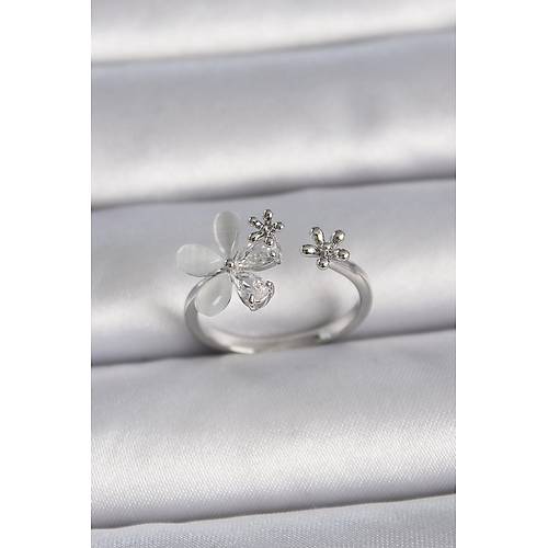 Pirin� G�m�� Renk Ayarlanabilir Zirkon Ta�l� Beyaz Mineli Yaprak Model Kad�n Y�z�k