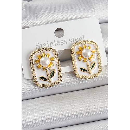 Pirin� Beyaz Mineli Papatya Fig�rl� Sanatsal Portre Model Gold Renk Kad�n K�pe