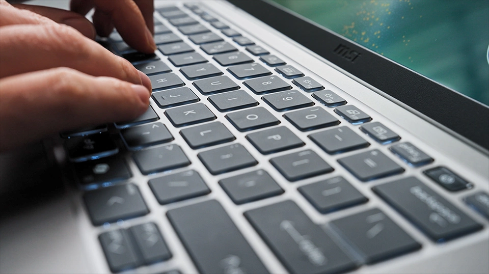 The smudge-resistant keyboard reduces fingerprints and keep the keyboard looking clean.
