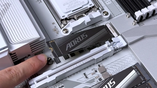 Gigabyte X870E AORUS Elite WiFi7 ICE M.2 EZ-Latch Plus Vidas�z SSD Kurulumu