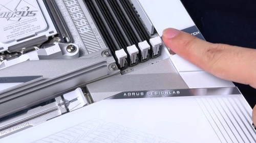 Gigabyte X870E AORUS Elite WiFi7 ICE PCIe EZ-Latch Plus Tek T�kla Kolay Ekran Kart� ��karma