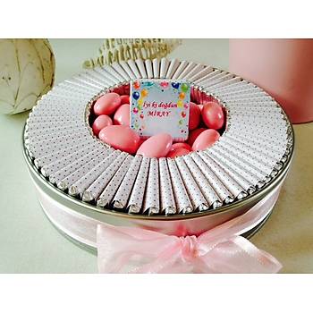 Orta Boy sim Baskl Metal Kutu Doum Gn ikolatas - 70 Adet ikolata 180 gr Draje