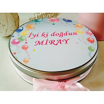 Orta Boy sim Baskl Metal Kutu Doum Gn ikolatas - 70 Adet ikolata 180 gr Draje